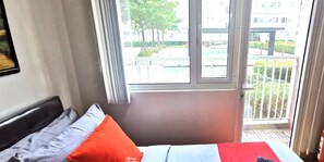 Une chambre d’hôtel avec un lit, une fenêtre et une vue sur l’extérieur.