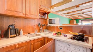 Kylskåp, mikrovågsugn, spishäll och diskmaskin