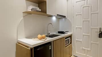 Premium-studiosuite | Privat køkken | Køleskab, mikrobølgeovn, kogeplade, elkedel