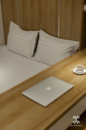 Deluxe-Studiosuite | Hochwertige Bettwaren, Schreibtisch, laptopgeeigneter Arbeitsplatz