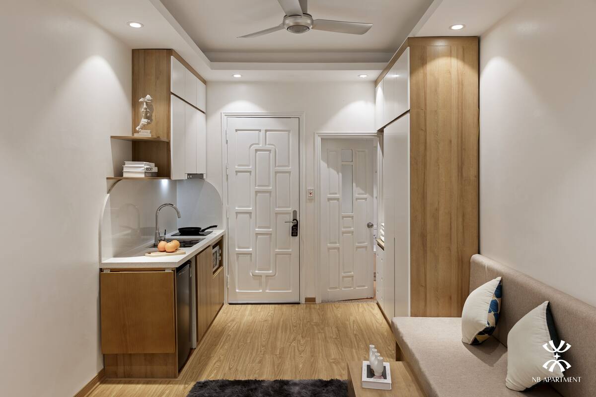Un appartement moderne comprenant une cuisine, un coin repas et un salon.