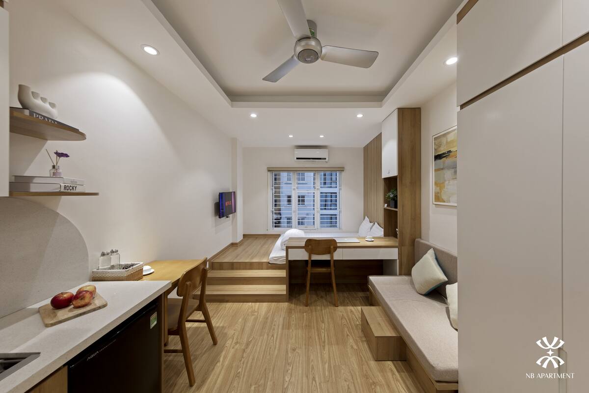 Un appartement moderne comprenant une cuisine, un coin repas et un salon.