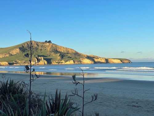 Beach House Family Getaway
2min walk to beach
Warm sunny home unwind & relax