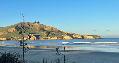 Beach House Family Getaway
2min walk to beach
Warm sunny home unwind & relax