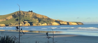 Beach House Family Getaway
2min walk to beach
Warm sunny home unwind & relax
