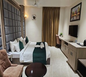 Club Room | Desk, free WiFi - Hotel Gold In Leaf (Aligarh)