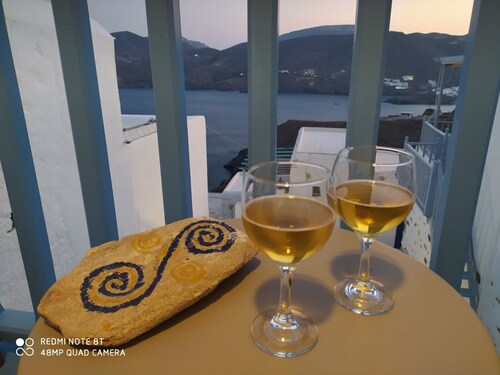 Gouerini Castle is 700 metres from apartment, 600 metres from Pera Gialos Beach