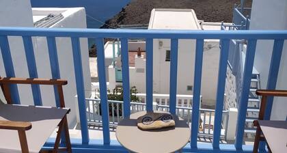 Gouerini Castle is 700 metres from apartment, 600 metres from Pera Gialos Beach