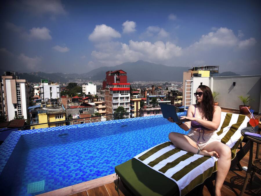 Una piscina al aire libre, sillones reclinables de piscina