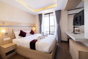 Executive Suite | Soundproofing, iron/ironing board, free WiFi