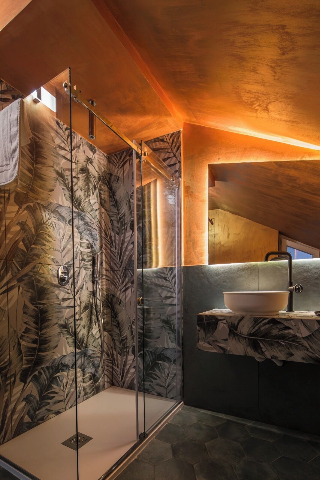 Shower, jetted bath, hair dryer, bidet