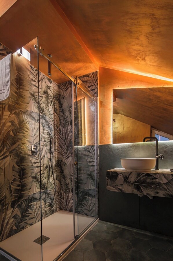 Douche, baignoire à jets, sèche-cheveux, bidet