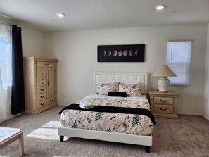 3 室のベッドルーム、デスク、WiFi (無料)、ベッドシーツ