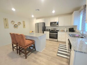 冷蔵庫、電子レンジ、オーブン、コンロ