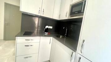 Een koelkast, een magnetron, een koffiezetapparaat/waterkoker