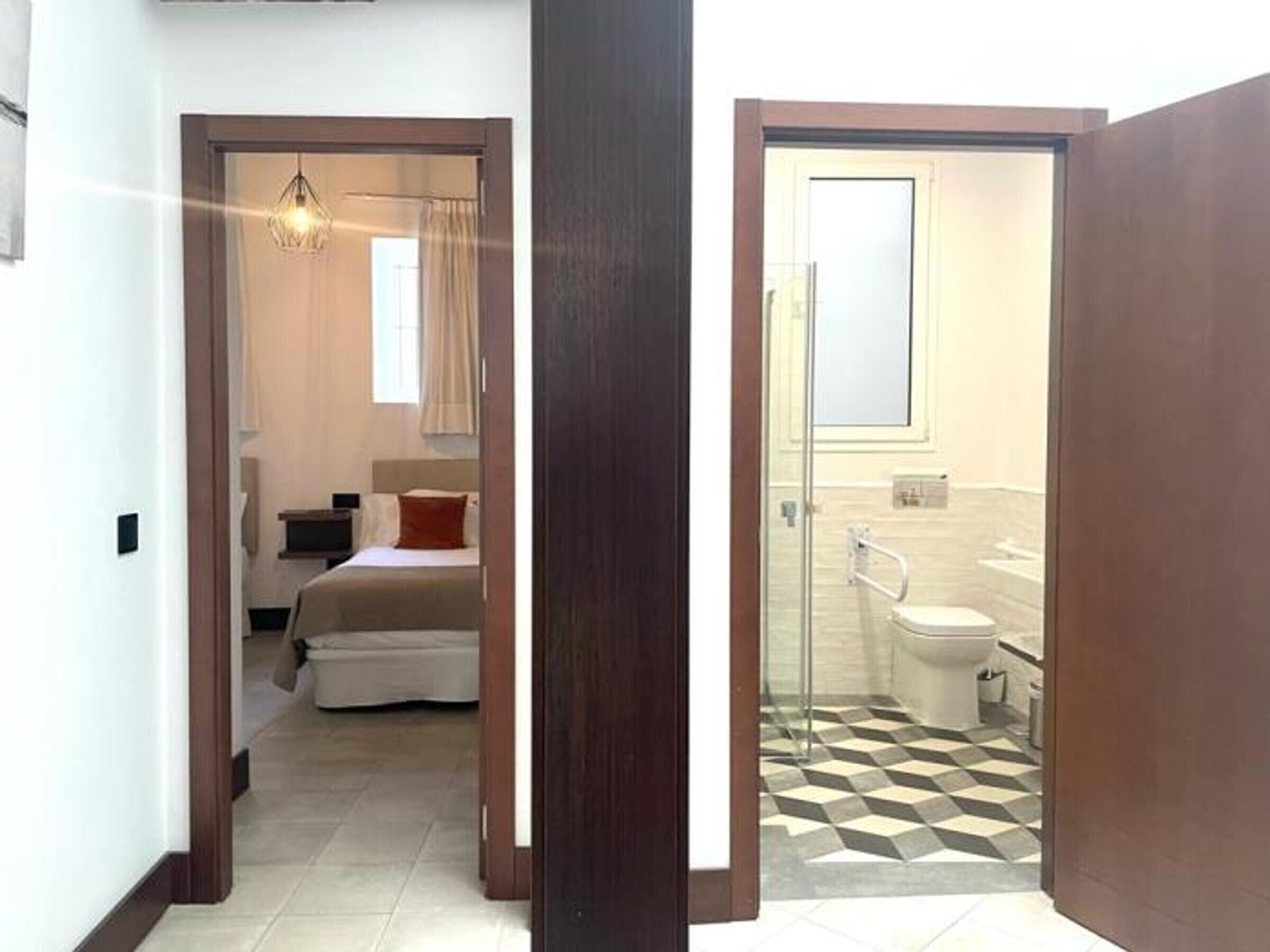 Secador de cabelo, toalhas de banho