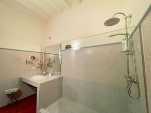 Hair dryer, towels - Elegant apartment with balconies, AC and parking in central Jerez (Jerez de la Frontera)