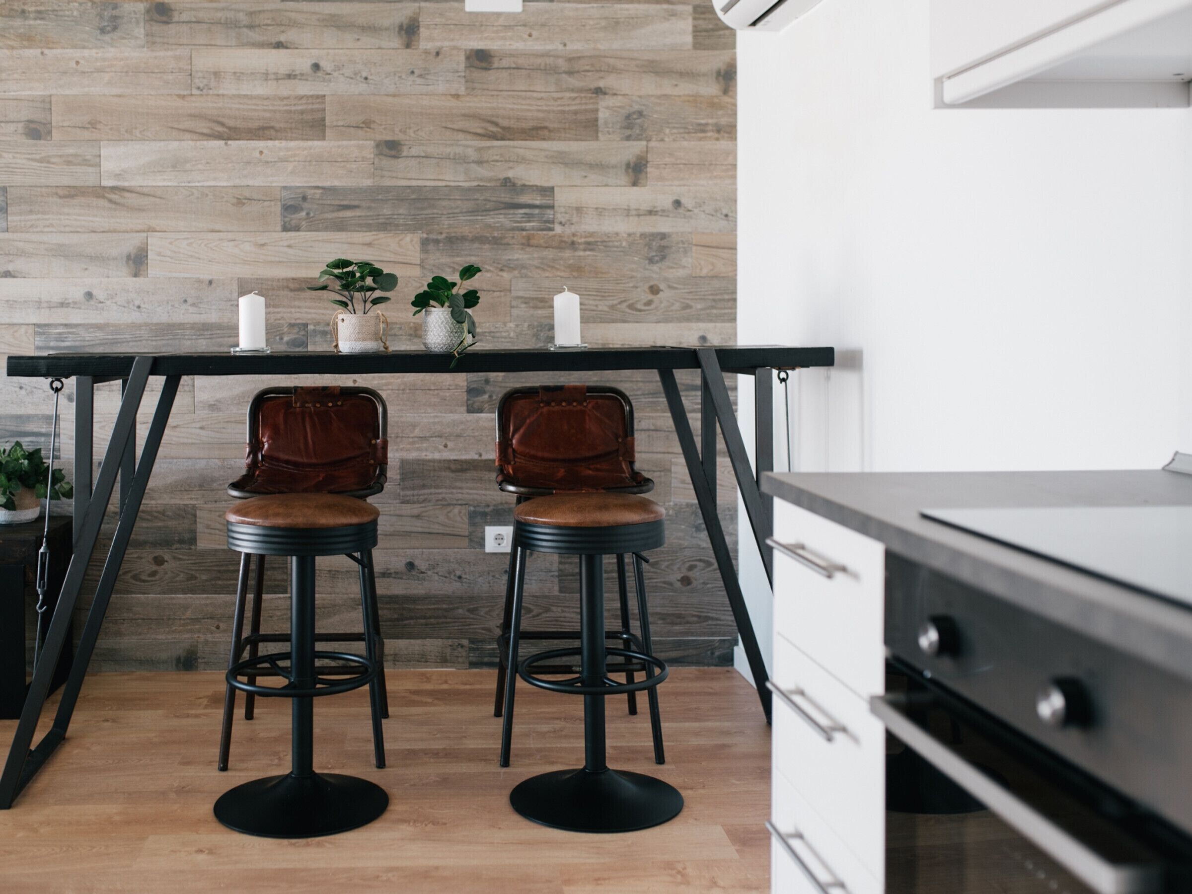 Een koelkast, een magnetron, een oven, een vaatwasser