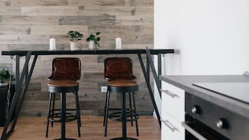 Een koelkast, een magnetron, een oven, een vaatwasser