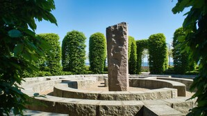A stone monument surrounded by a circular stone pathway in a park. - Die Ferienwohnung Nr. 02 im Haus Rugier in Göhren (Göhren)