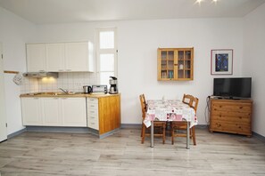 Frigorífico, placa de cocina, cafetera o tetera y tostadora