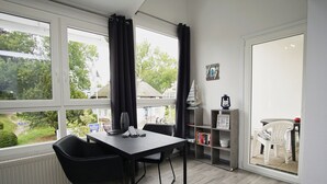 A dining area with a table, chairs, and a view of the outside. - Die Ferienwohnung Nr. 04 im Haus Rugier in Göhren (Göhren)