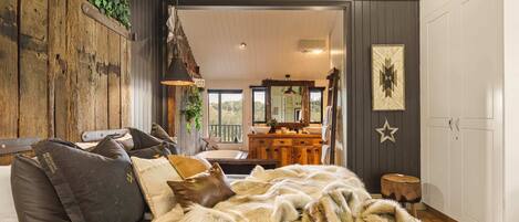 4 habitaciones, escritorio y tabla de planchar con plancha