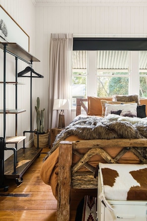 4 chambres, bureau, fer et planche à repasser, lit de bébé portatif