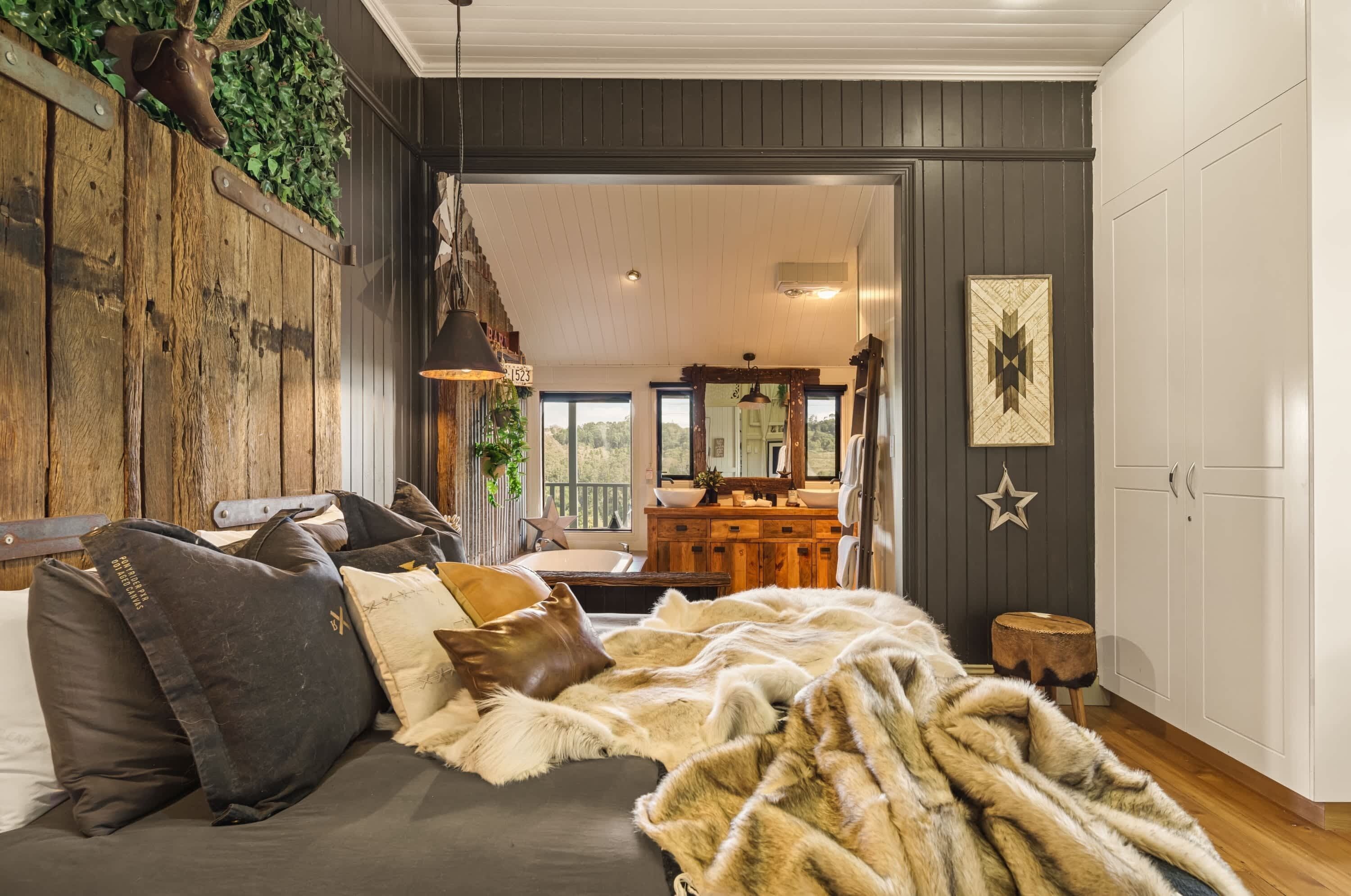 4 chambres, bureau, fer et planche à repasser, lit parapluie