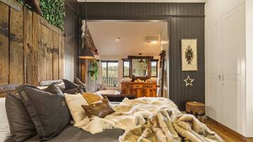 4 bedrooms, desk, iron/ironing board, travel cot