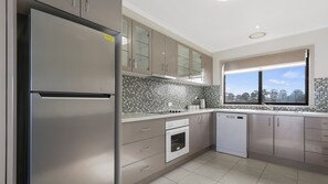 Een microgolfoven, een oven, een kookplaat, een vaatwasser