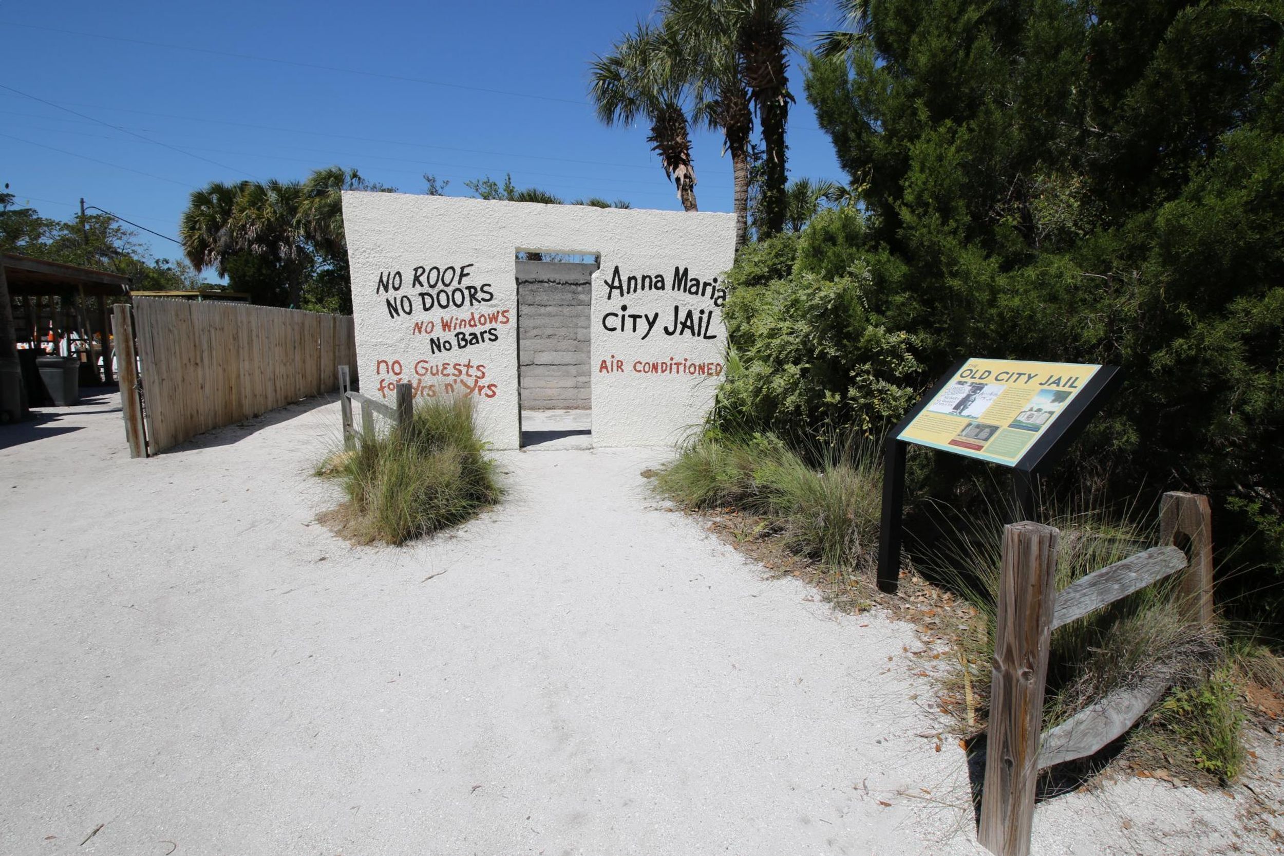 Letrero de la cárcel de Anna Maria City que indica: sin techo, sin puertas, sin ventanas y sin visitas.