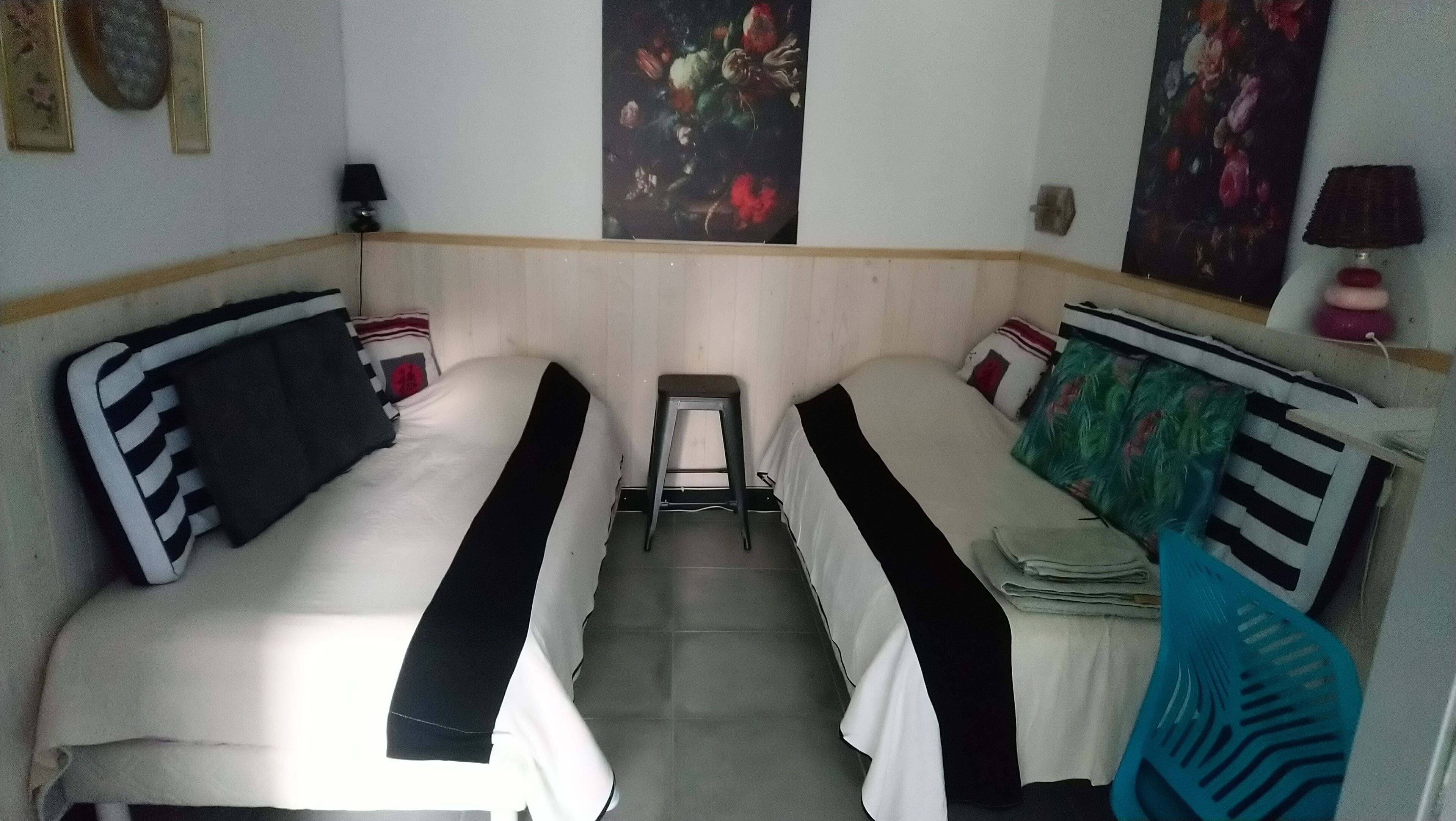 1 dormitorio, caja fuerte, escritorio y tabla de planchar con plancha