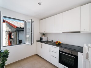 Fridge, microwave, oven, coffee/tea maker