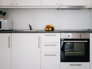 Refrigerador, microondas, horno y cafetera y tetera 