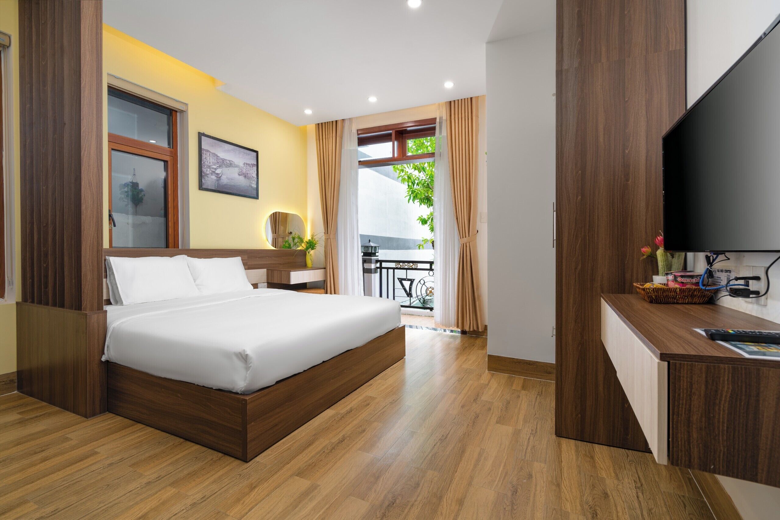Deluxe Double Room, Balcony | Premium bedding, pillow-top beds, minibar, individually furnished