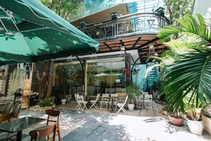 Front of property - Nguyen Huong Hotel (Da Nang)