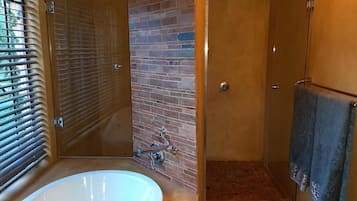 Regadera, amenidades de baño gratuitas, batas, toallas