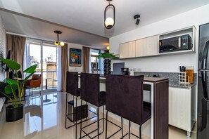 Kühlschrank, Mikrowelle, Ofen, Herdplatte