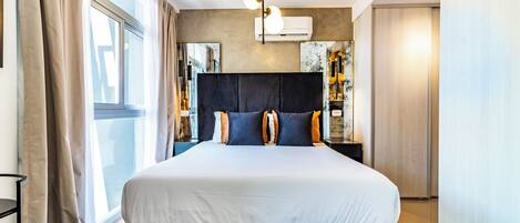 Een bureau, een strijkplank/strijkijzer, gratis wifi, beddengoed