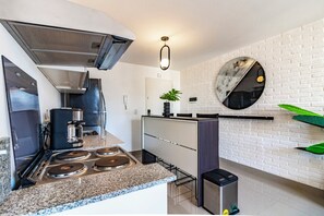Refrigerador, microondas, horno, placa de cocina
