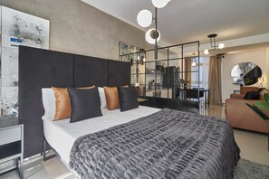 Escritorio, tabla de planchar con plancha, wifi gratis y ropa de cama