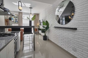 Frigorifero, microonde, forno, piano cottura