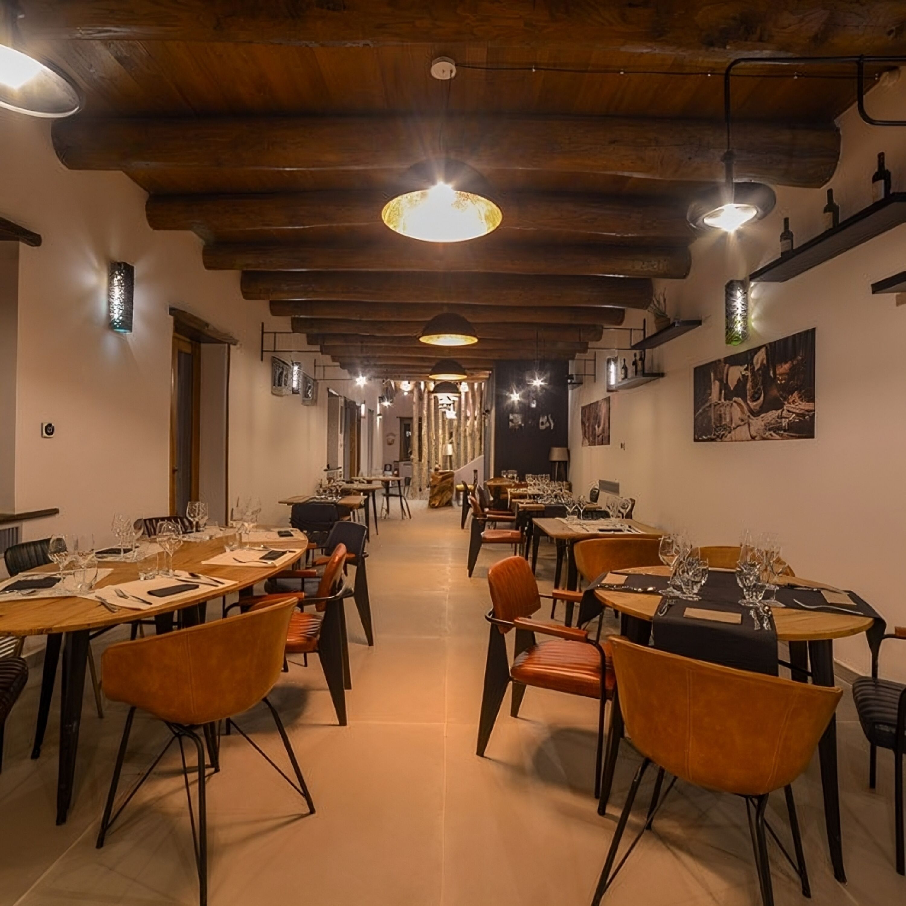 Aperto a colazione, pranzo e cena, cucina italiana 