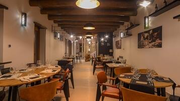 Aperto a colazione, pranzo e cena, cucina italiana