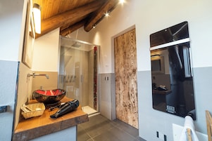 Ducha, secador de pelo, bidet, toallas