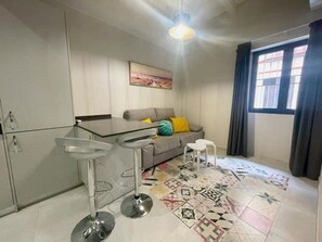 TV - Modern 2-bedroom apartment with A/C, Wi-Fi, and equipped kitchen - Seville (Sevilla)