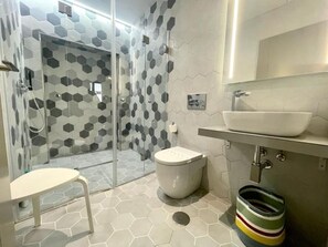 Hair dryer, towels - Modern 2-bedroom apartment with A/C, Wi-Fi, and equipped kitchen - Seville (Sevilla)