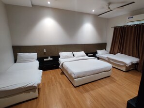 Deluxe Double Room | Free WiFi, bed sheets - Priyanjali Hotel and Garden (Ujjain)