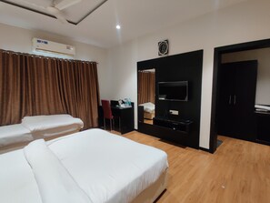Free WiFi, bed sheets - Priyanjali Hotel and Garden (Ujjain)